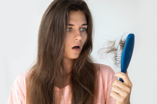 Redução de estômago causa queda de cabelo e unhas quebradiças?